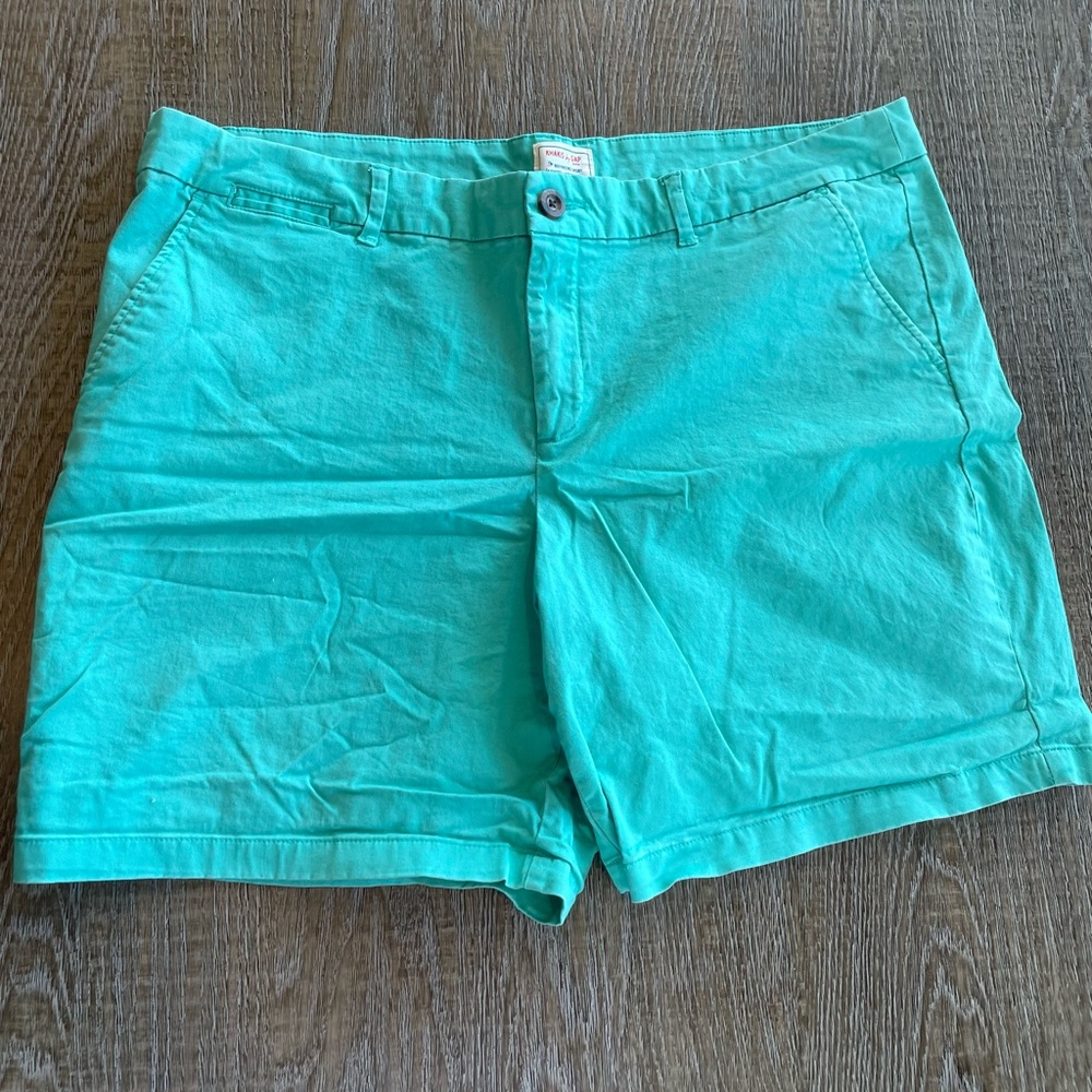 GREEN SHORTS - Picture 1 of 1